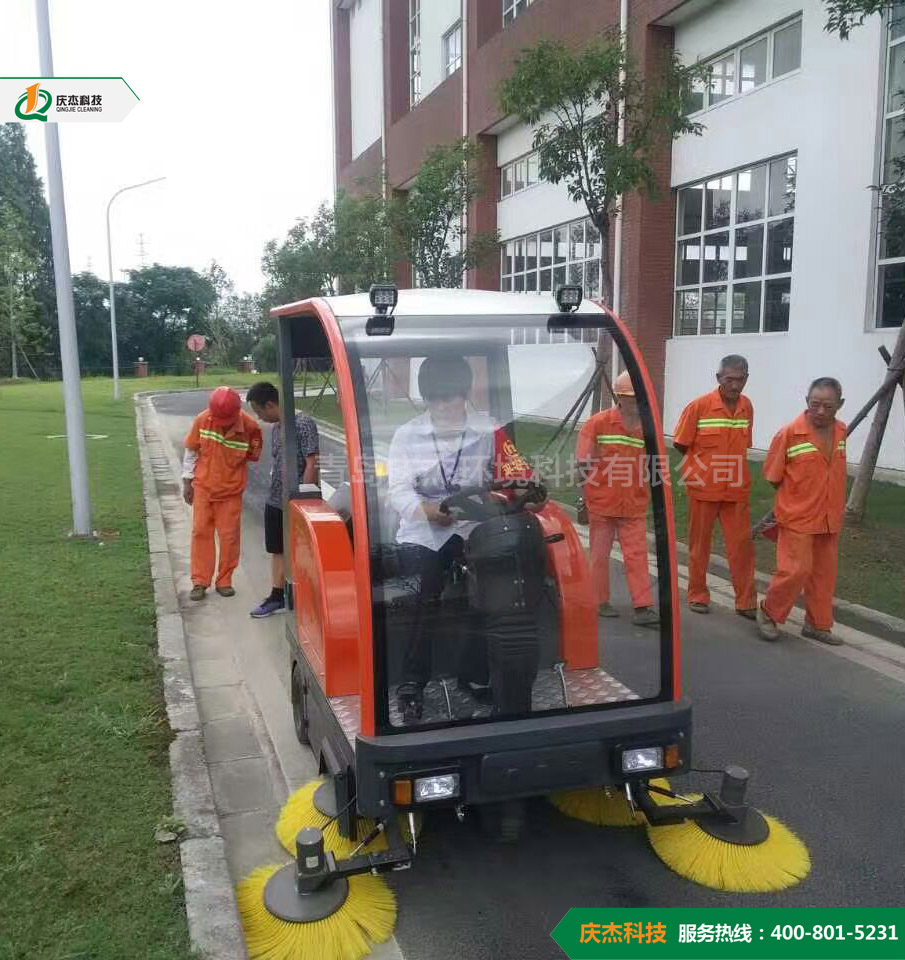 道路清掃要用環保電動掃地車